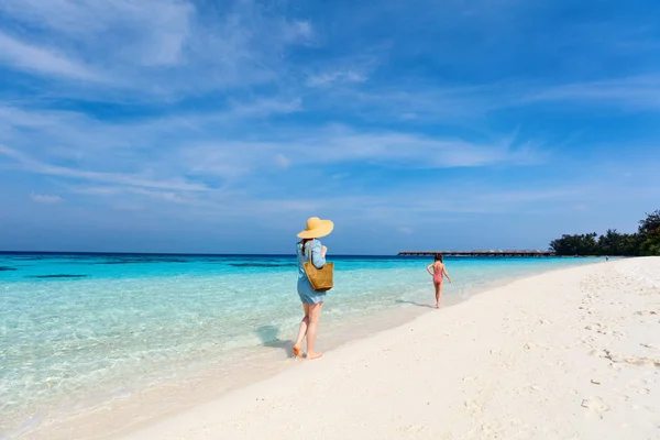 Mãe Filha Desfrutando Férias Praia Tropical — Fotografia de Stock