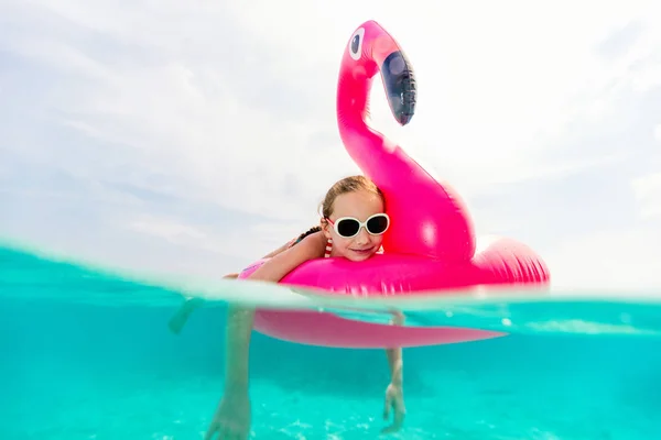 Rozdělit Podvodní Fotografie Roztomilé Děvčátko Růžový Plameňák Nafukovací Kroužek Plavání — Stock fotografie