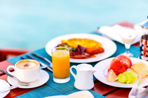 Zumo Naranja Café Delicioso Desayuno Orgánico Servido Borde Del Océano —  Fotos de Stock