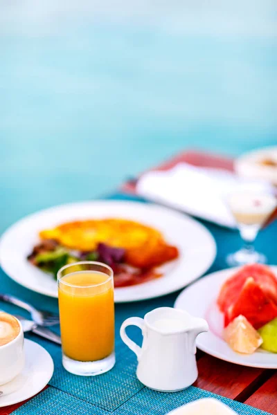 Zumo Naranja Café Delicioso Desayuno Orgánico Servido Borde Del Océano — Foto de Stock