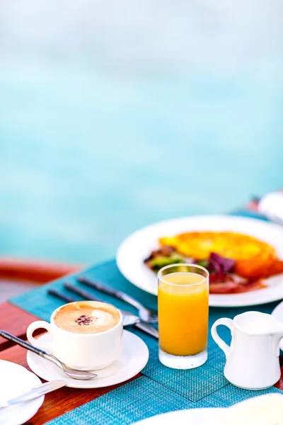 Pomerančová Šťáva Káva Lahodná Organická Snídaně Podávané Okraji Tropického Oceánu — Stock fotografie