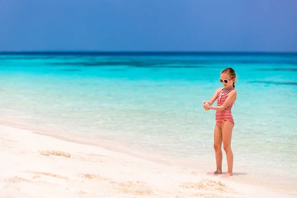 Entzückendes Kleines Mädchen Spielt Während Der Sommerferien Strand — Stockfoto