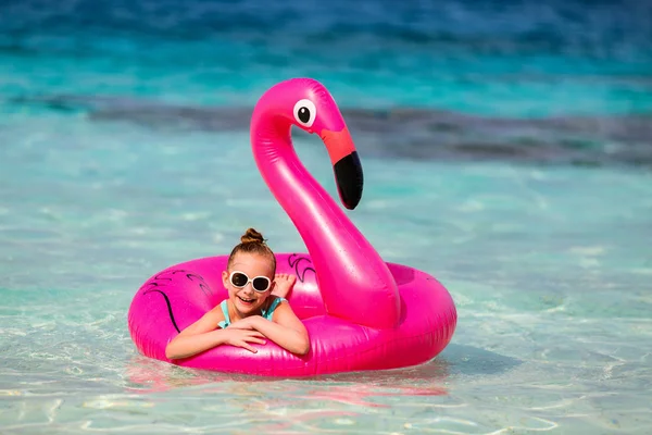 Rozkošné Děvčátko Plavící Oceánu Nafunatelnou Růžovou Plameňák Letních Prázdninách — Stock fotografie