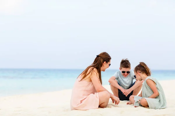 Família Mãe Crianças Desfrutando Férias Praia Tropical — Fotografia de Stock