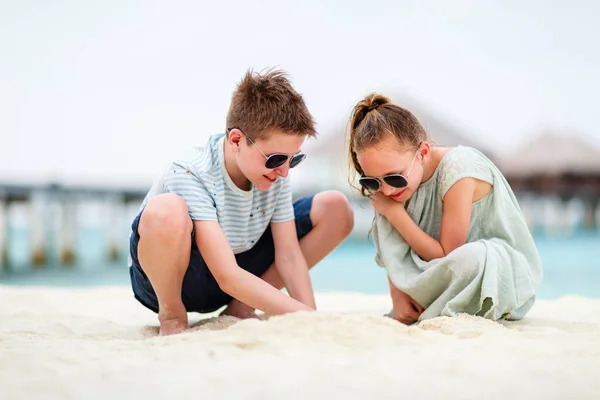 Bambini Divertono Sulla Spiaggia Tropicale Durante Vacanze Estive Tropicali Giocando — Foto Stock