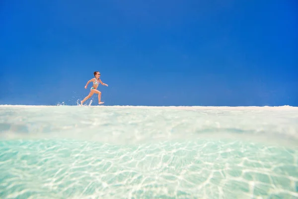 Adorable Niña Playa Durante Las Vacaciones Verano — Foto de Stock