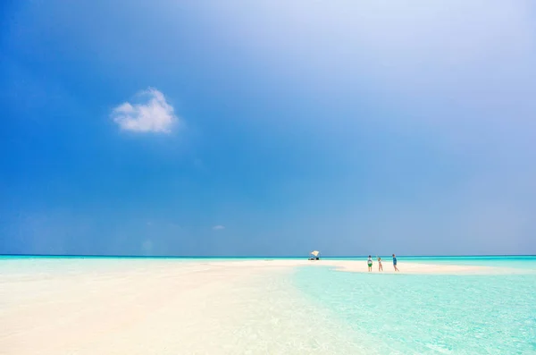 Famiglia Madre Bambini Godendo Vacanza Mare Tropicale — Foto Stock