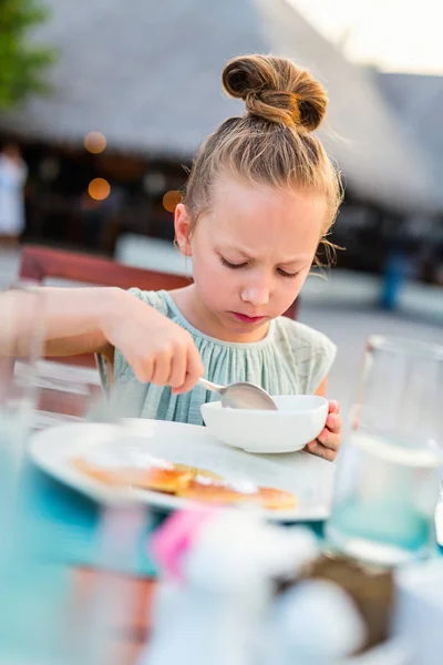 Bedårande Liten Flicka Äter Pannkaka För Frukost Restaurang — Stockfoto
