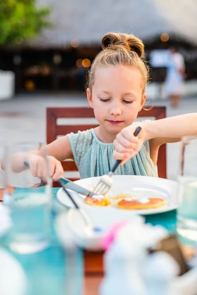 Rozkošná Holčička Jíst Palačinky Snídani Restauraci — Stock fotografie