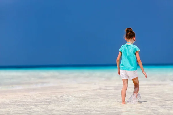 Adorable Niña Playa Durante Las Vacaciones Verano — Foto de Stock
