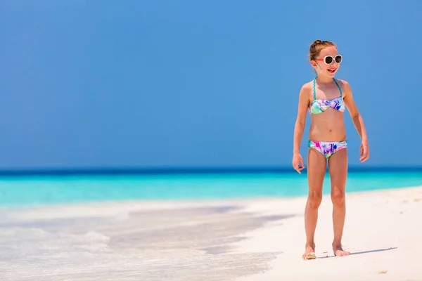 Menina Adorável Praia Durante Férias Verão — Fotografia de Stock