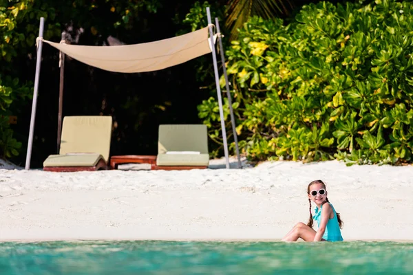 Schattig Klein Meisje Aan Het Strand Tijdens Zomervakantie — Stockfoto