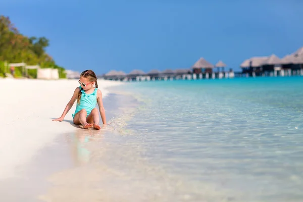 Adorable Niña Playa Durante Las Vacaciones Verano —  Fotos de Stock