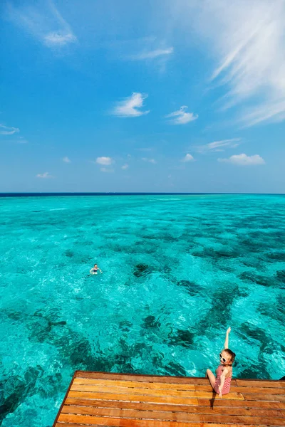 Madre Figlia Molo Legno Della Villa Sull Acqua Alle Maldive — Foto Stock