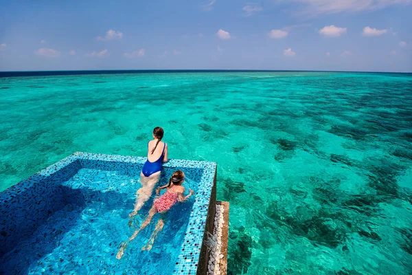 Lycklig Mamma Och Hennes Bedårande Lilla Dotter Utomhus Infinitypool Tropical — Stockfoto