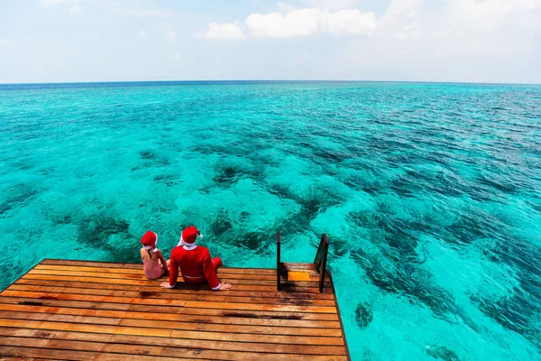 Дід Мороз Дівчинка Користуються Різдвяні Канікули Тропічному Острові — стокове фото