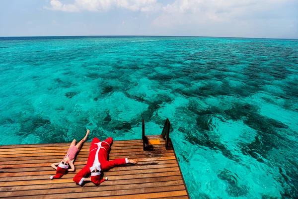 Weihnachtsmann Und Kleines Mädchen Genießen Weihnachtsurlaub Auf Tropischer Insel — Stockfoto