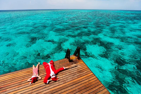 Santa Claus Little Girl Enjoying Christmas Vacation Tropical Island — Stock Photo, Image