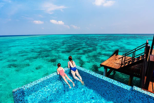 Šťastný Matka Její Rozkošná Dceruška Venku Nekonečný Bazén Tropical Resort — Stock fotografie