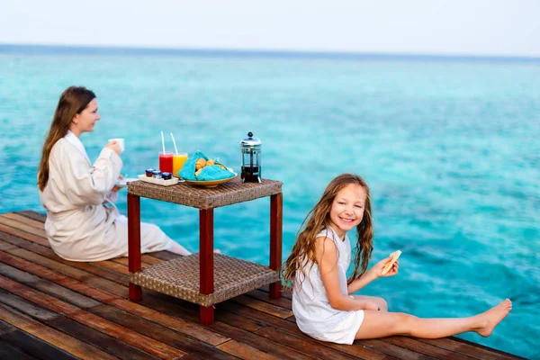 Mãe Filha Sentadas Doca Madeira Desfrutando Vista Para Mar Enquanto — Fotografia de Stock