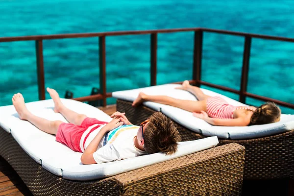 Niños Disfrutando Vacaciones Tropicales Verano Relajándose Villa Sobre Agua Resport — Foto de Stock