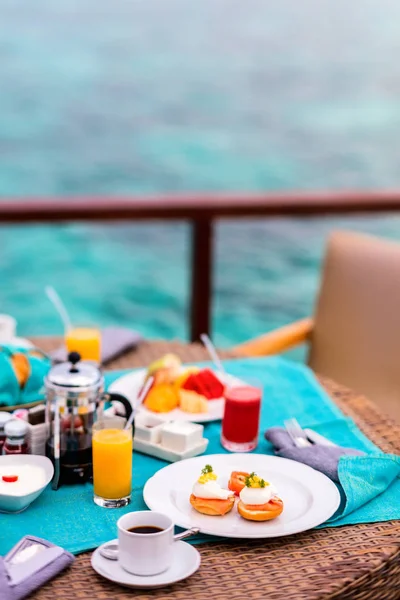 Läcker Frukost Med Ägg Benedict Grönsaker Och Kaffe — Stockfoto