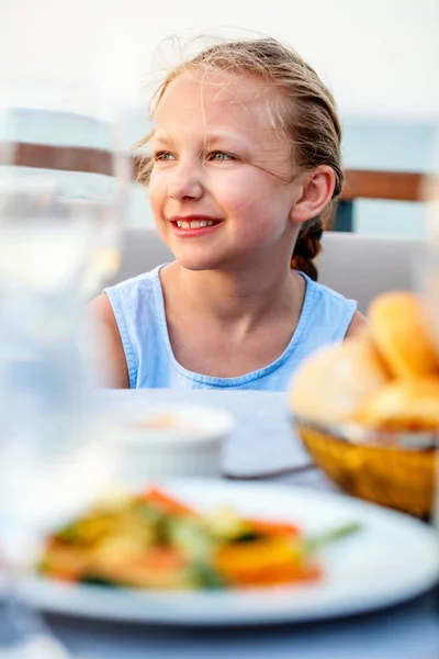 Nenucený Portrét Roztomilé Holčičky Těší Jídlo Restauraci — Stock fotografie