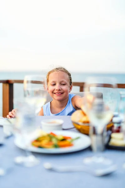 Nenucený Portrét Roztomilé Holčičky Těší Jídlo Restauraci — Stock fotografie