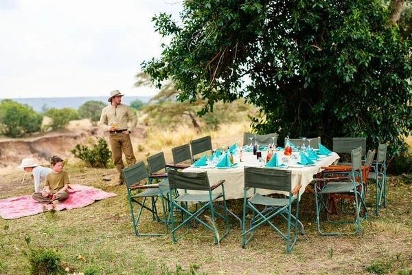 Familia Padres Hijos Kenia Safari Disfrutando Del Almuerzo Arbustos — Foto de Stock