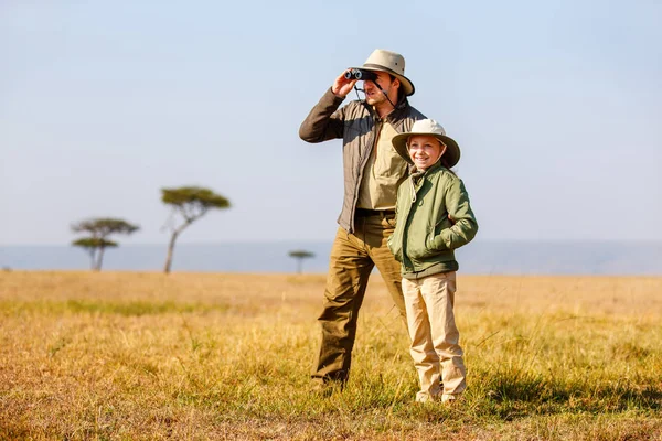 アフリカのサファリ休暇中の父と子供の家族ブッシュビューを楽しむ — ストック写真