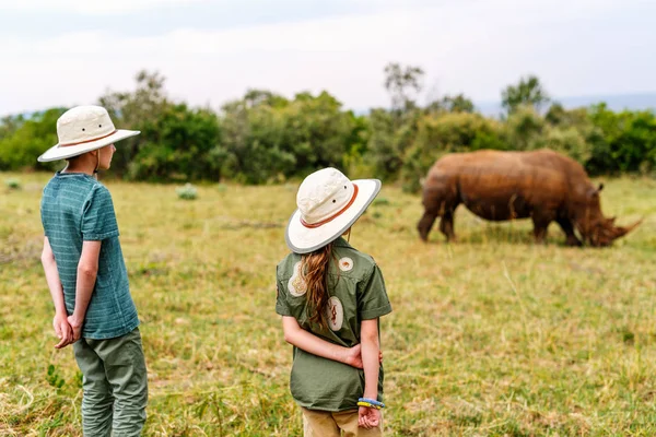 Achteraanzicht Van Kinderen Safari Wandelen Dichtbij Witte Neushoorn — Stockfoto