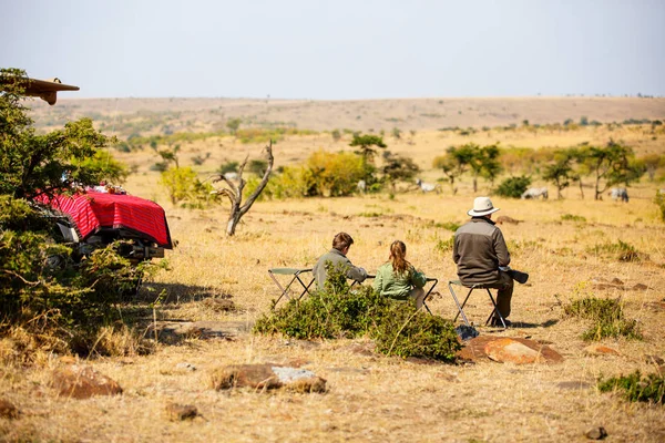 Família Pai Filhos Férias Safári Africano Apreciando Vista Arbusto — Fotografia de Stock