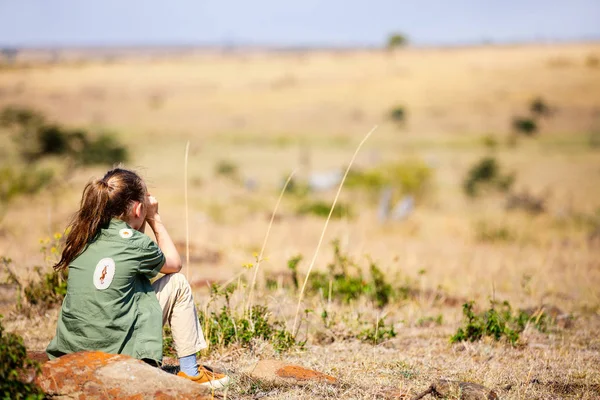 Menina Férias Safari Desfrutando Vista Arbusto — Fotografia de Stock