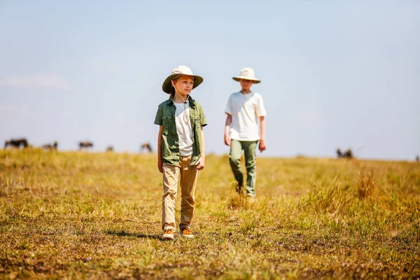 Çocuklar Kız Afrika Safari Tatil Savana Içinde Yürüyüş — Stok fotoğraf