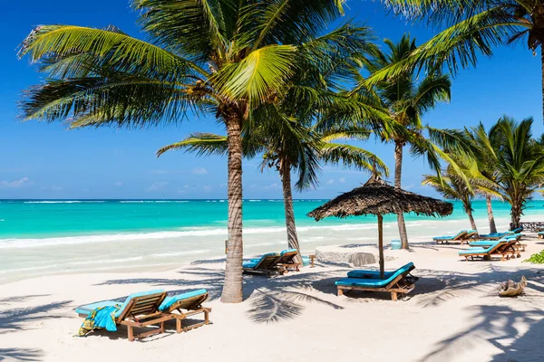 Letti Spiaggia Tra Palme Perfetta Costa Tropicale — Foto Stock