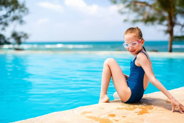 Schattig Klein Meisje Bij Het Zwembad Veel Plezier Tijdens Zomervakantie — Stockfoto