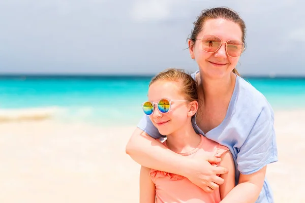 Madre Hija Disfrutando Vacaciones Playa Tropical — Foto de Stock