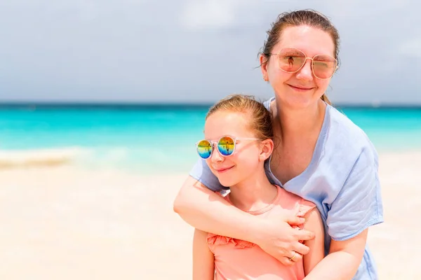 Moeder Dochter Genieten Van Tropische Strandvakantie — Stockfoto