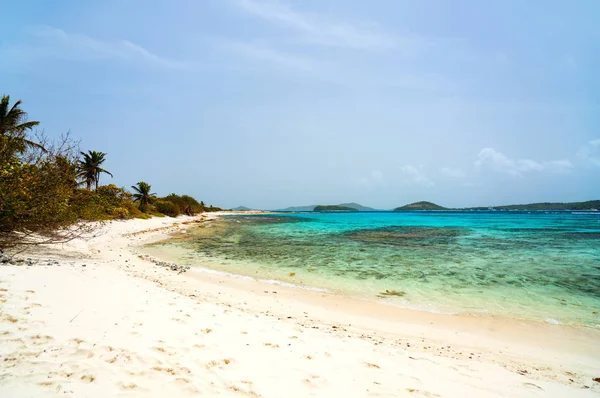 Praia Tropical Idílica Com Areia Branca Palmeiras Água Azul Turquesa — Fotografia de Stock