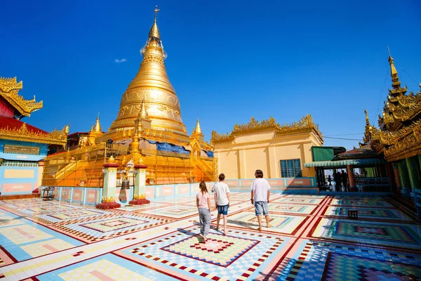 Rodina Otce Dětí Navštěvující Starověké Chrámy Mandalay Myanmaru — Stock fotografie