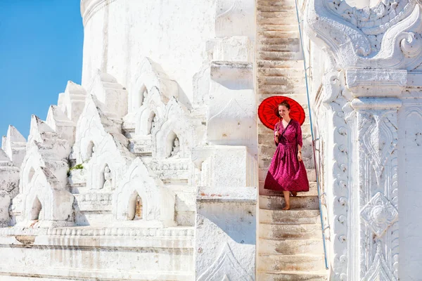 Mladá Žena Tradiční Barmské Deštník Krásné Bílé Hsinbyume Pagoda Destinaci — Stock fotografie