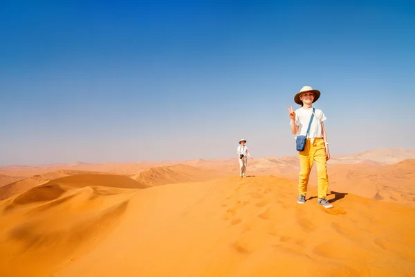 Famille Mère Fille Sur Dessus Célèbre Dune Sable Rouge Big — Photo