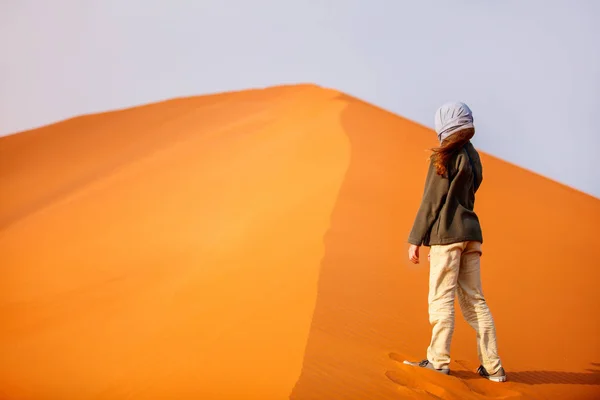 Back View Little Girl Surrounded Red Dunes Sossusvlei Namibia — Stock Photo, Image