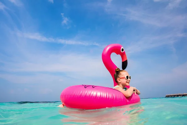 Menina Adorável Com Anel Inflável Flamingo Rosa Nadando Oceano Tropical — Fotografia de Stock