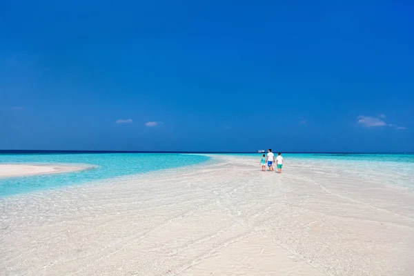 Pai Crianças Desfrutando Férias Praia Verão Ilha Tropical — Fotografia de Stock
