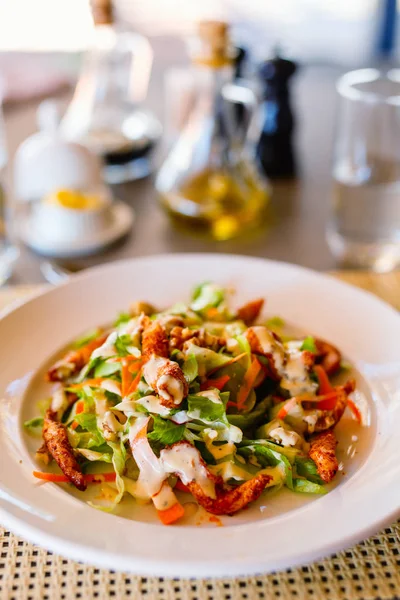 Salada Deliciosa Com Frango Grelhado Servido Para Almoço Jantar — Fotografia de Stock