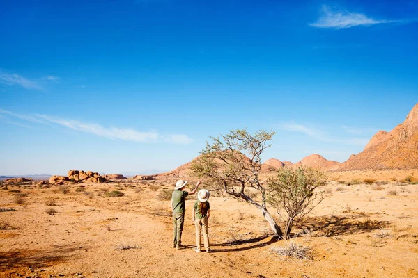 Çocuklar Spitzkoppe Yürüyüş Yapıyor Damaraland Namibya Eşsiz Kaya Oluşumlarıyla — Stok fotoğraf