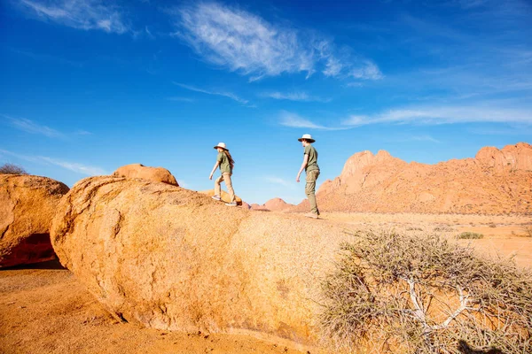 Kleine Geschwister Wandern Spitzkoppe Mit Einzigartigen Felsformationen Damaraland Namibia — Stockfoto