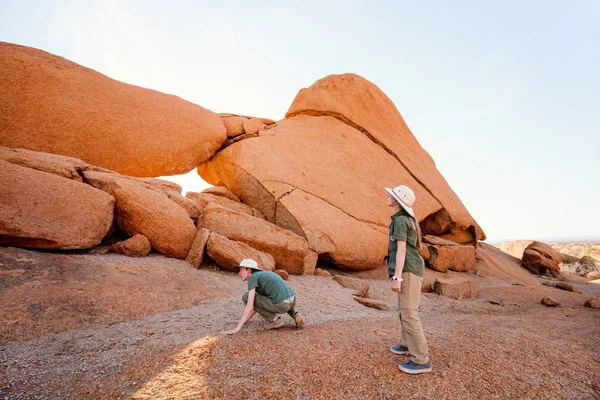 Enfants Frère Sœur Randonnée Spitzkoppe Avec Des Formations Rocheuses Uniques — Photo