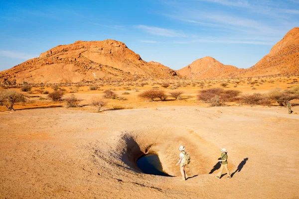 Familie Moeder Twee Kinderen Wandelen Spitzkoppe Gebied Met Unieke Rotsformaties — Stockfoto